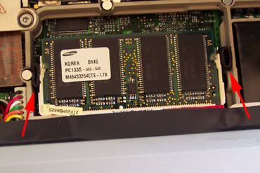 Fixing Powerbook Random Freeze Problem: Figure 3: Pieces of compressed irrigation tubing stabilizing memory chips